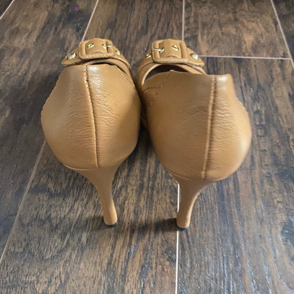Brand New Vince Camuto size 10 tan heels.
